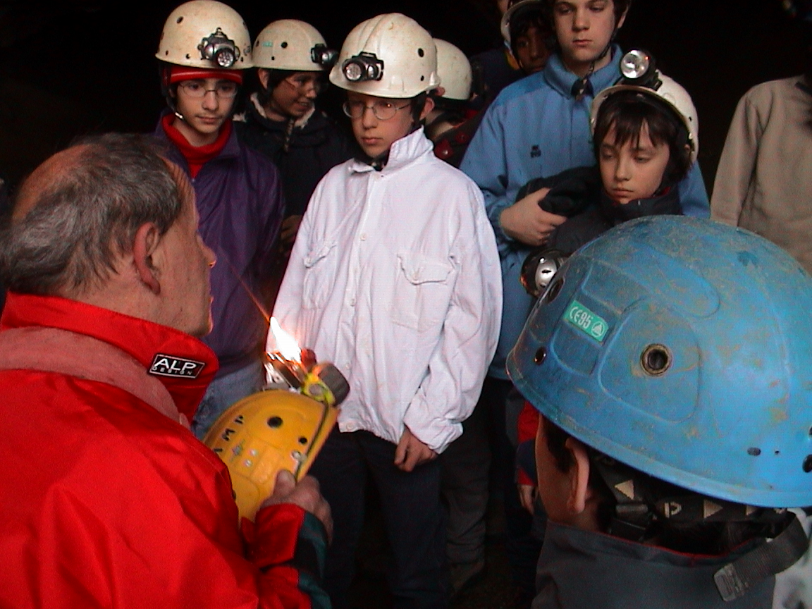 spiegazioni di Piero (lo speleologo che ci guida)